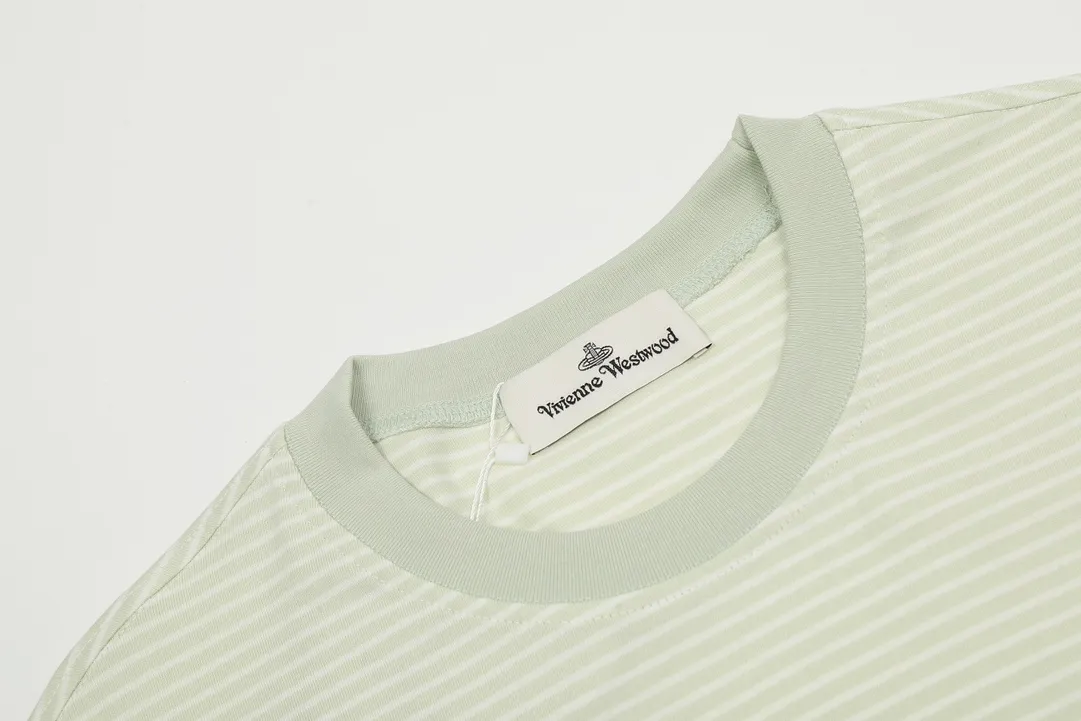 vivienne west wood west queen vivian ‼ ️Best-selling model in June Striped classic embroidered short-sleeves Pinstriped pure cotton stretch fabric Children's clothing-level quality Soft and skin-friendly The upper body is extremely comfortable Top-selling models of 2024 No need to say more Just go to the details Full series of correct accessories As we all know, striped fabrics need to be cut according to the grain The loss is huge It is twice the cost of ordinary solid-color short-sleeved fabrics Every detail is completely restored and directly stretched Color: Pink Blue Green Size: XS-L